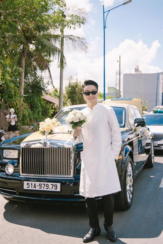 Ca sĩ TiTi (nhóm HKT) được mẹ vợ trao hai sổ đỏ, vài trăm triệu đồng tiền mặt trong đám hỏi ở Cần Thơ-5