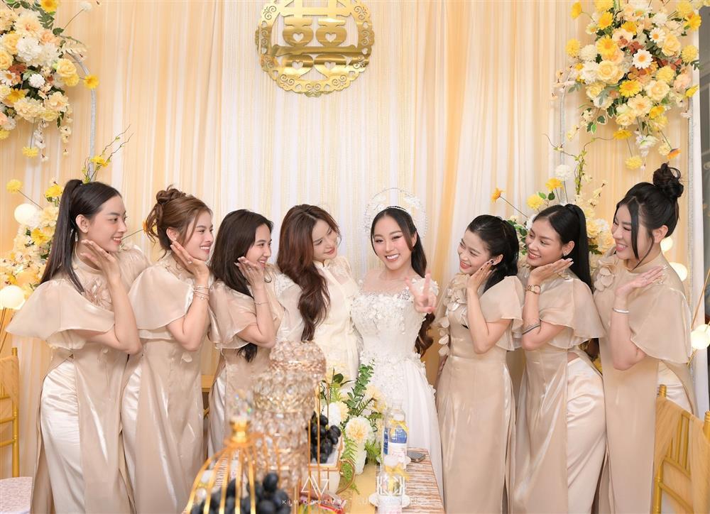 Ca sĩ TiTi (nhóm HKT) được mẹ vợ trao hai sổ đỏ, vài trăm triệu đồng tiền mặt trong đám hỏi ở Cần Thơ-6