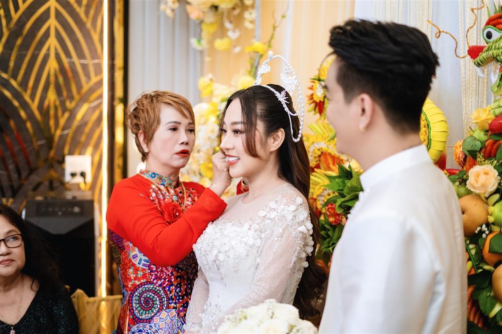 Ca sĩ TiTi (nhóm HKT) được mẹ vợ trao hai sổ đỏ, vài trăm triệu đồng tiền mặt trong đám hỏi ở Cần Thơ-8