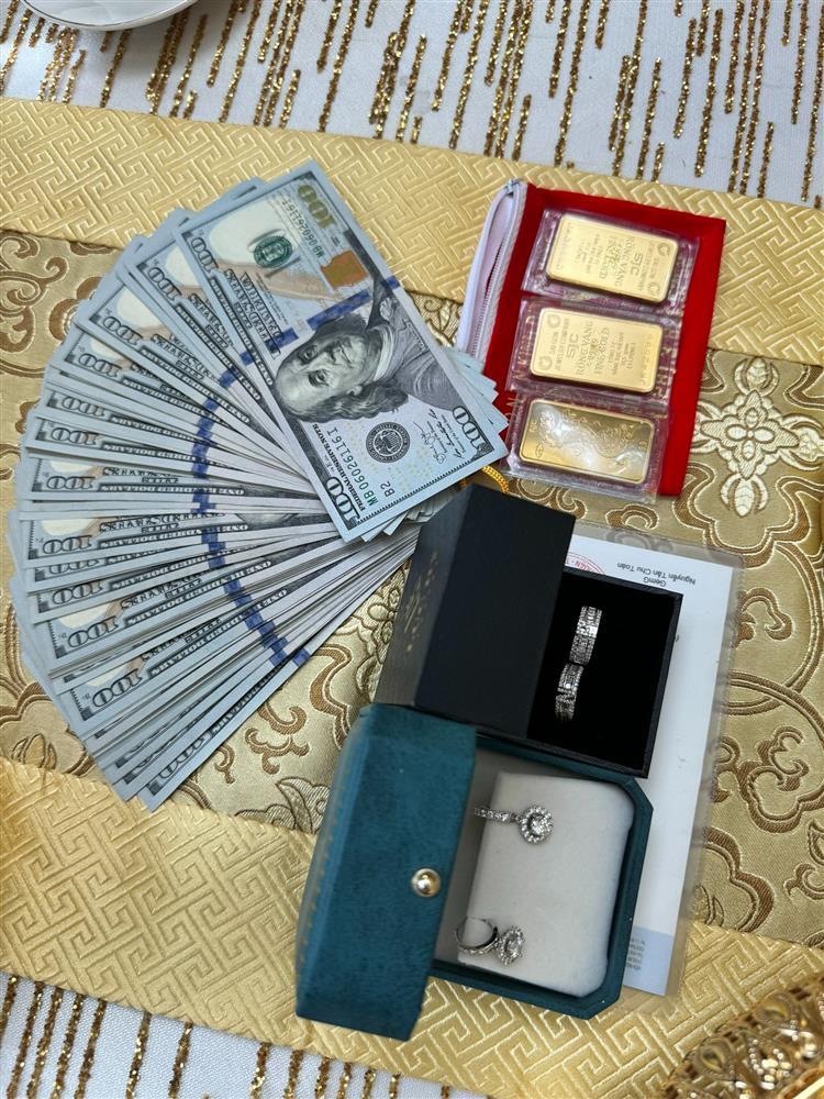 Ca sĩ TiTi (nhóm HKT) được mẹ vợ trao hai sổ đỏ, vài trăm triệu đồng tiền mặt trong đám hỏi ở Cần Thơ-9