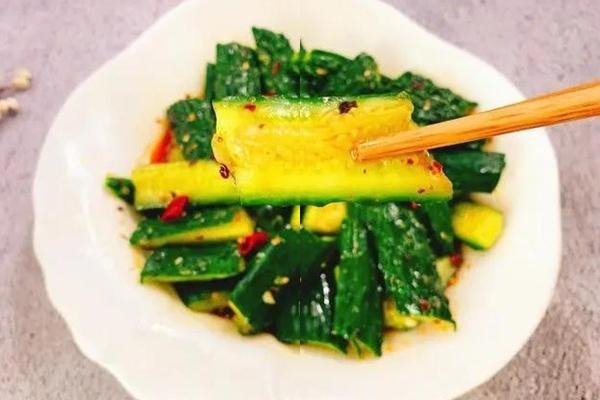 Loại quả kỳ lạ giống hệt con rắn xanh, chị em thích thú tìm mua-1