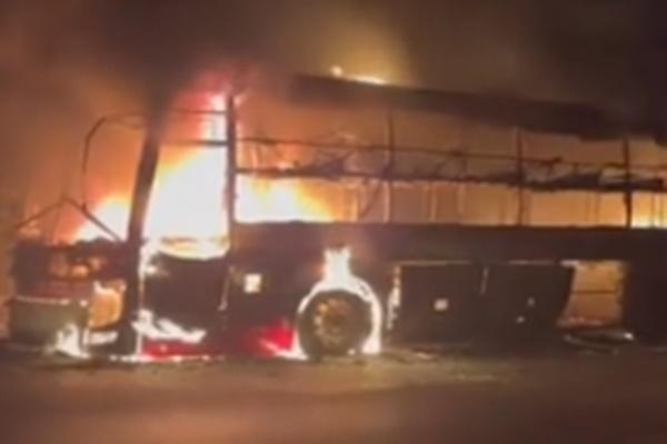 Vợ chồng mắc kẹt trong căn nhà khóa trái cửa bị cháy được cứu thoát-2