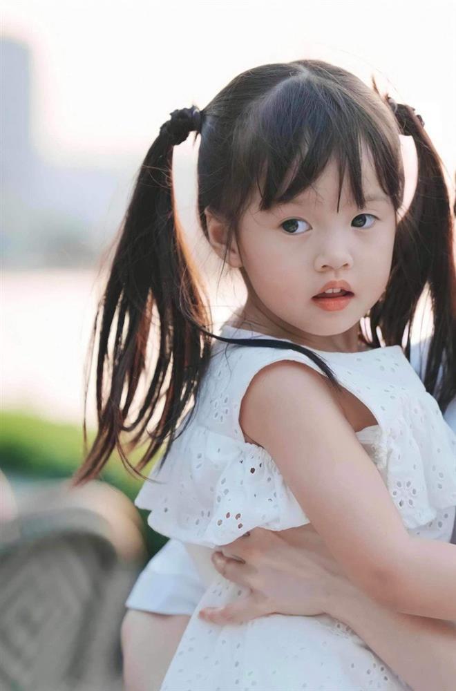 Lên 6 tuổi, con gái hoa hậu Đặng Thu Thảo đã suy nghĩ giống hệt bà cụ non, được nuôi dạy chuẩn tiểu thư hào môn-6