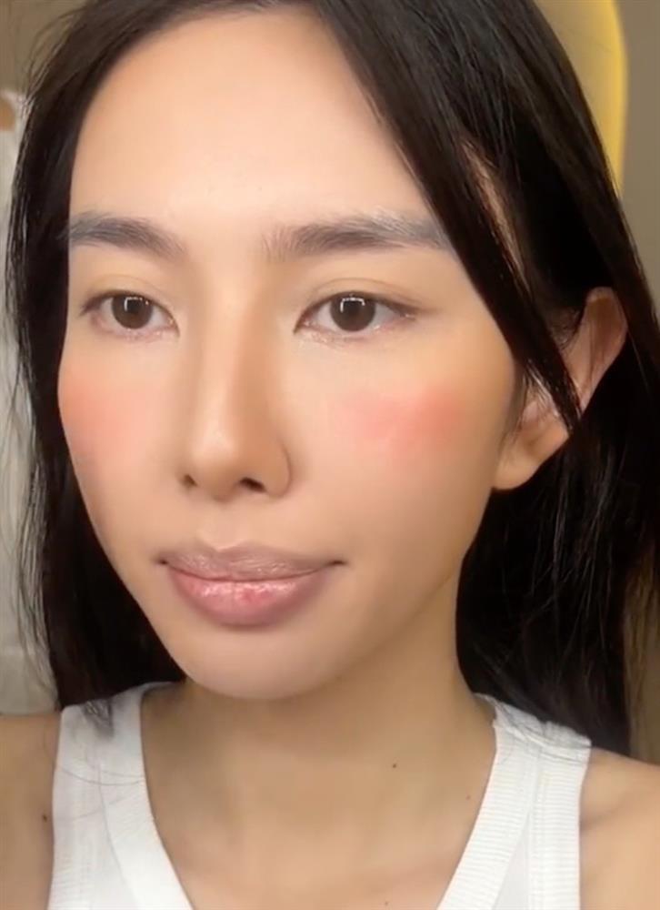 Clip 1 phút Thùy Tiên hóa quý cô cổ điển, lộ bí quyết để trông không già-1