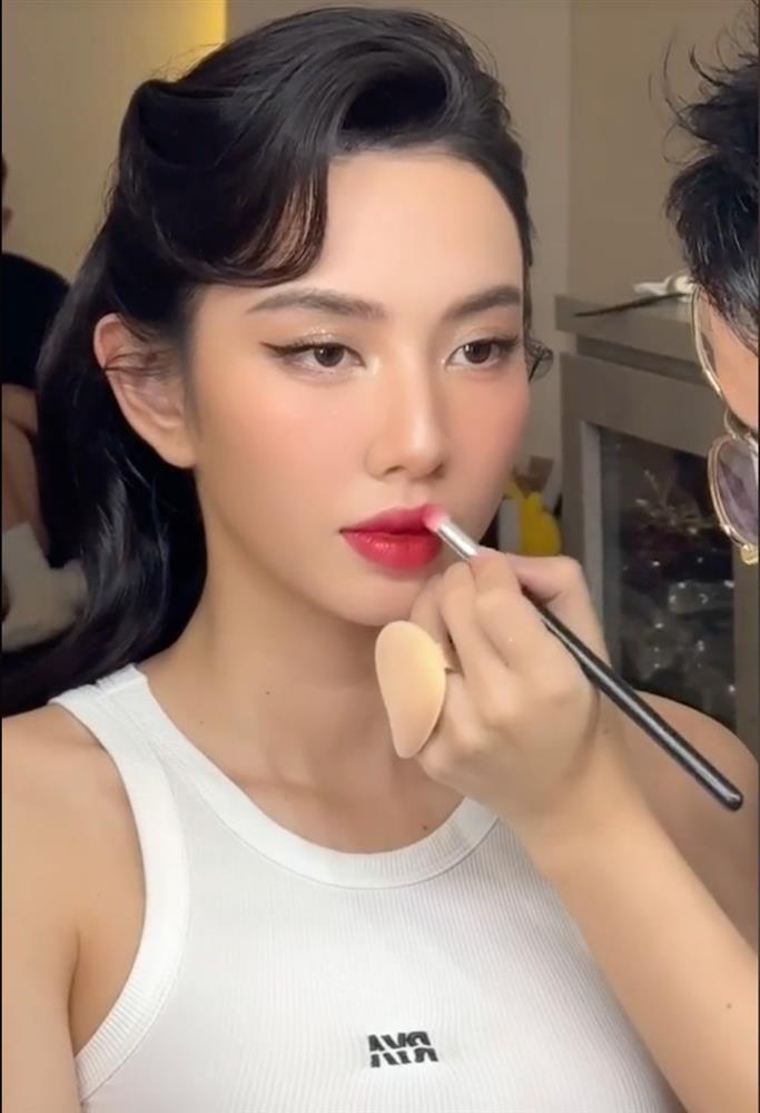 Clip 1 phút Thùy Tiên hóa quý cô cổ điển, lộ bí quyết để trông không già-3