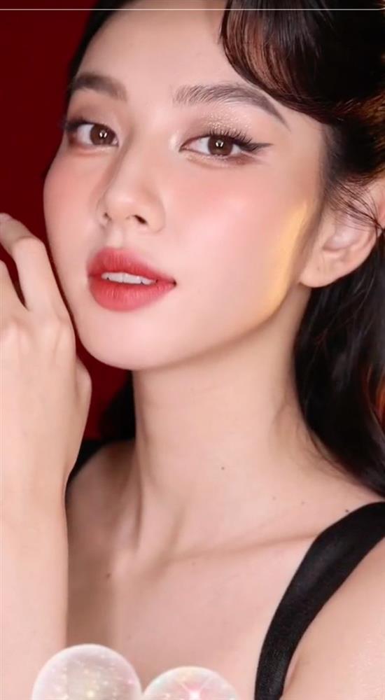 Clip 1 phút Thùy Tiên hóa quý cô cổ điển, lộ bí quyết để trông không già-4