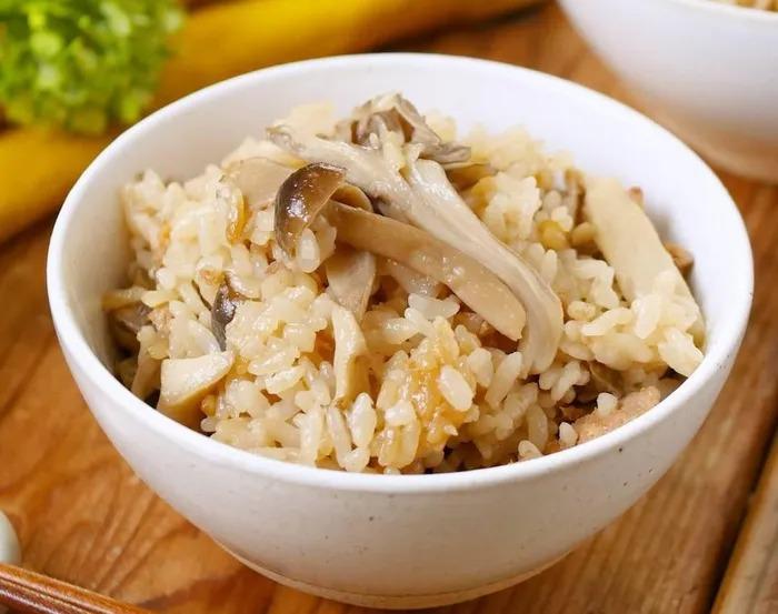 Cách nấu món cơm lười với thịt heo và nấm cho ngày nghỉ thảnh thơi-1