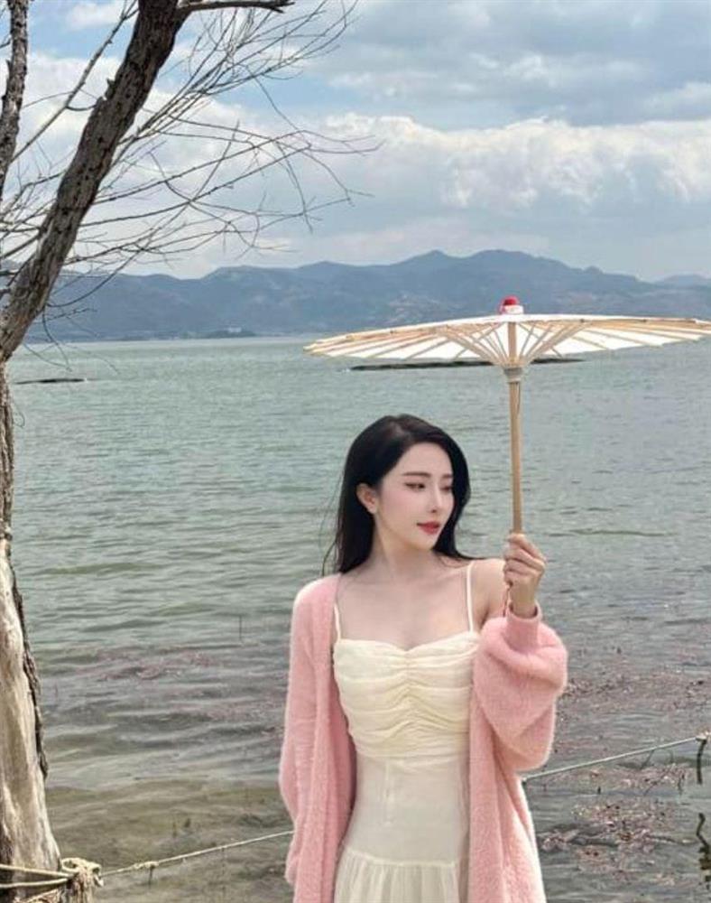 Quỳnh Nga dạo này mê kiểu váy mong manh, khoe vòng 1 gợi cảm mà không phô-1