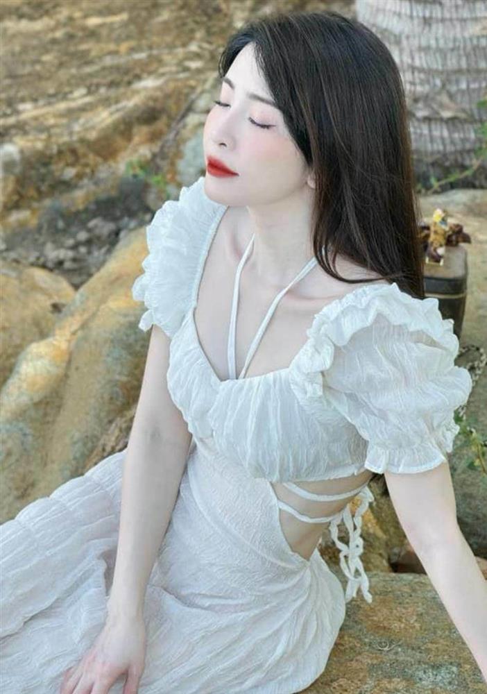 Quỳnh Nga dạo này mê kiểu váy mong manh, khoe vòng 1 gợi cảm mà không phô-2