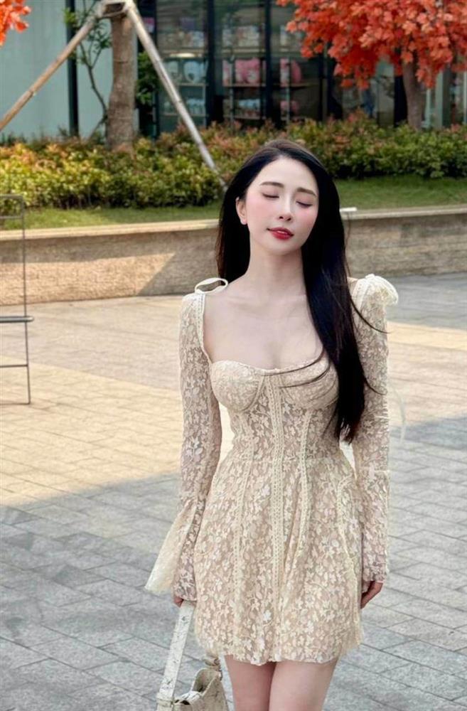 Quỳnh Nga dạo này mê kiểu váy mong manh, khoe vòng 1 gợi cảm mà không phô-3