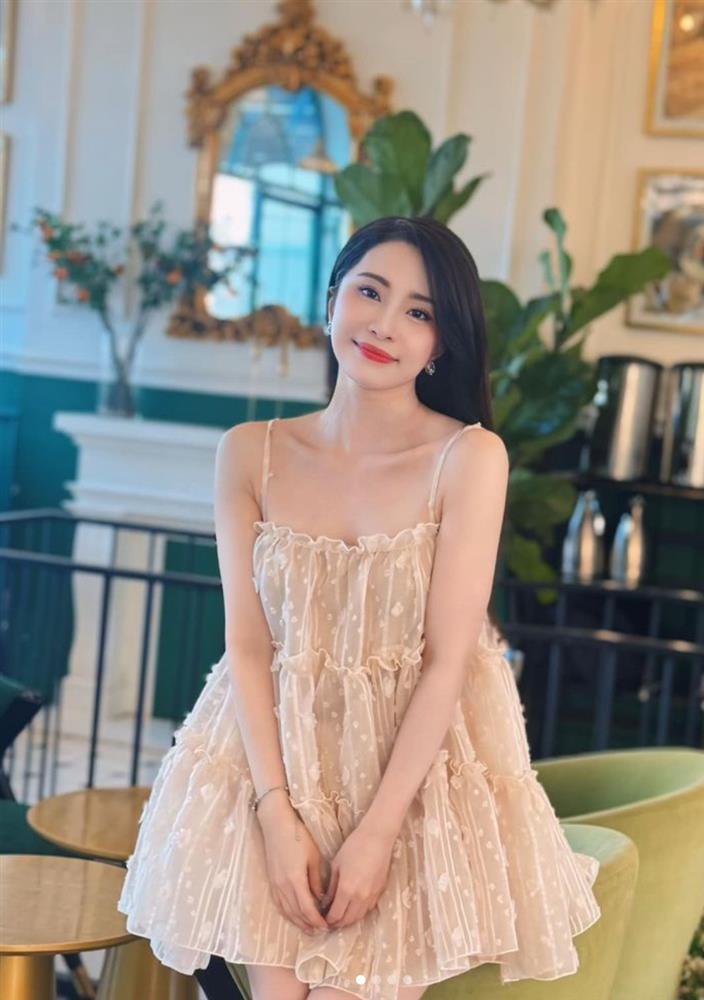 Quỳnh Nga dạo này mê kiểu váy mong manh, khoe vòng 1 gợi cảm mà không phô-5