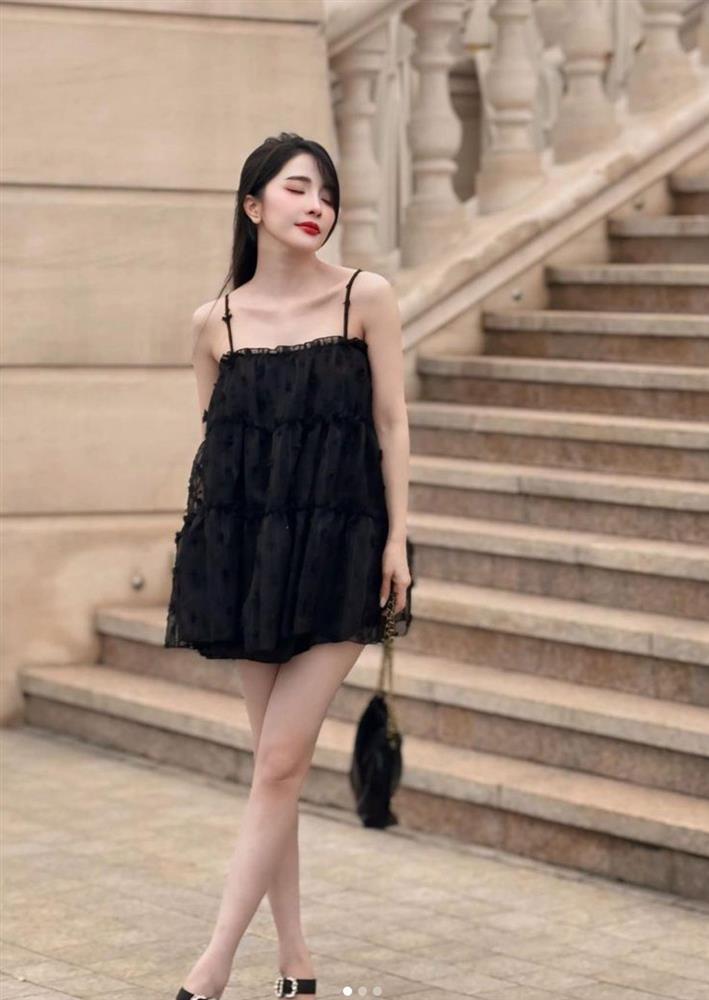 Quỳnh Nga dạo này mê kiểu váy mong manh, khoe vòng 1 gợi cảm mà không phô-6