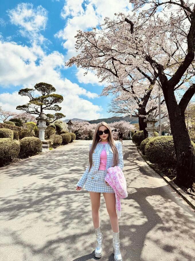 Mỹ nhân Việt sang Nhật ngắm hoa anh đào: Người như nữ sinh, người diện cây hiệu vài trăm triệu-8