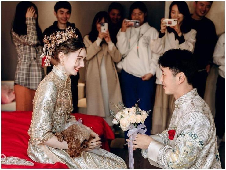 Chú rể may mắn: Cô dâu ngoại quốc đẹp như búp bê, chấp nhận hôn lễ không có cha mẹ-3
