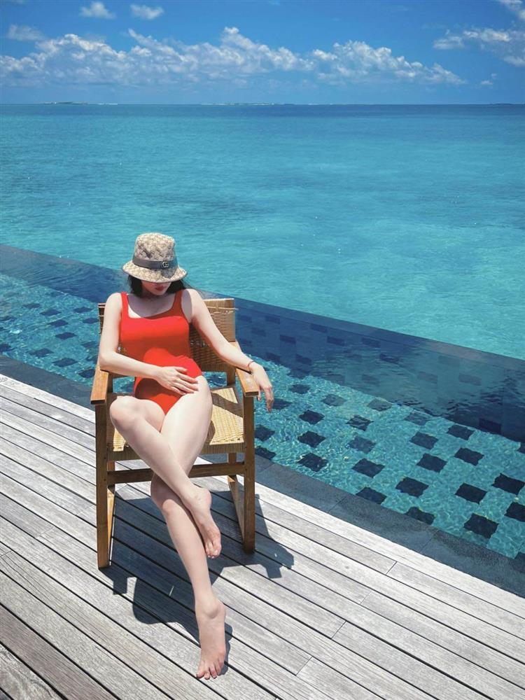 Kaity Nguyễn diện đồ bơi đỏ rực khoe vẻ quyến rũ ở tuổi 25-1