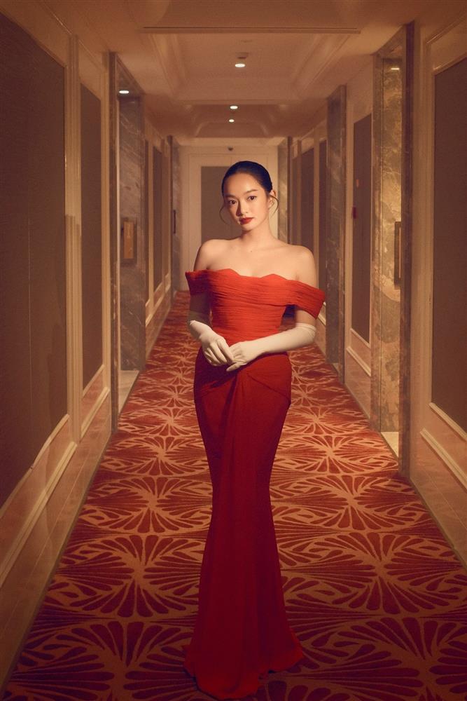 Kaity Nguyễn diện đồ bơi đỏ rực khoe vẻ quyến rũ ở tuổi 25-2