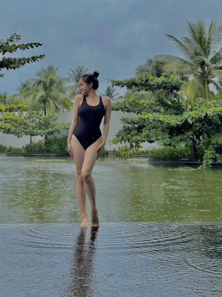 Kaity Nguyễn diện đồ bơi đỏ rực khoe vẻ quyến rũ ở tuổi 25-4