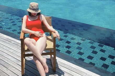 Kaity Nguyễn diện đồ bơi đỏ rực khoe vẻ quyến rũ ở tuổi 25