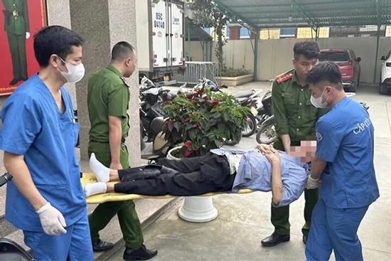 Công an kịp thời ngăn ông cụ 78 tuổi lên cầu Nhật Tân tự tử