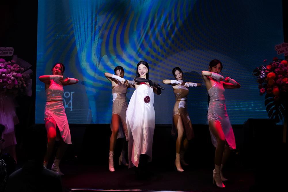 Ca sĩ Phượng Vũ vực dậy sau những đau khổ vật vã vì chuyện tình cảm-3