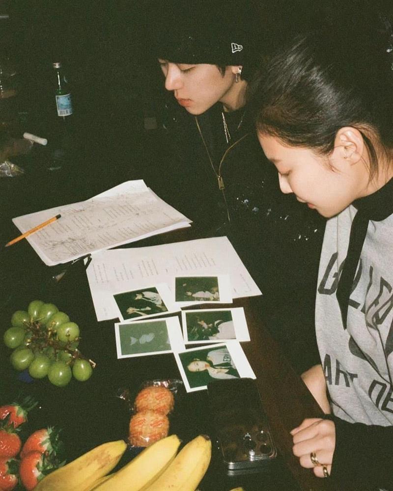 Jennie trong clip hậu trường thu âm cùng Zico: Khoe vocal, tích cực chỉnh sửa phần hát của mình-1