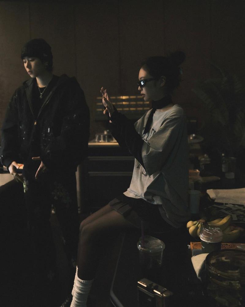 Jennie trong clip hậu trường thu âm cùng Zico: Khoe vocal, tích cực chỉnh sửa phần hát của mình-2