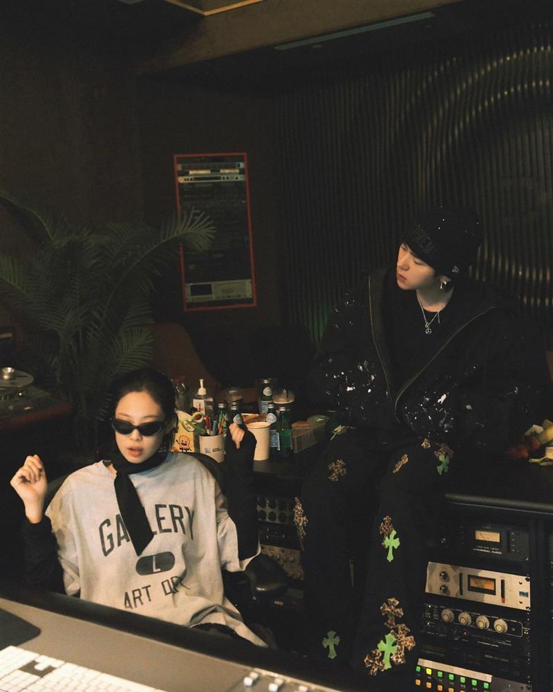 Jennie trong clip hậu trường thu âm cùng Zico: Khoe vocal, tích cực chỉnh sửa phần hát của mình-3