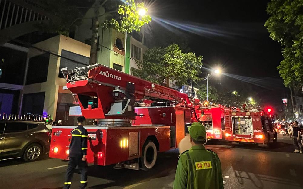 Vợ chồng mắc kẹt trong căn nhà khóa trái cửa bị cháy được cứu thoát-1