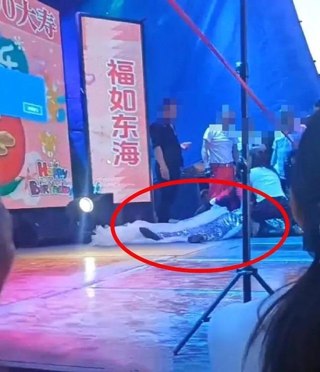 Nữ ca sĩ 30 tuổi đột ngột qua đời khi đang biểu diễn-1