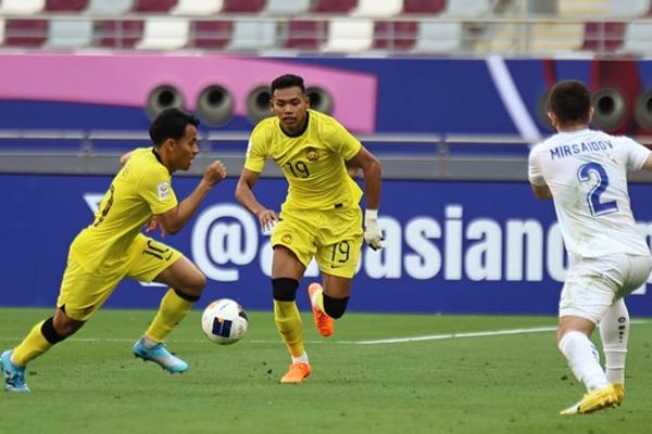 Vì sao cầu thủ U23 Indonesia ném biên thẳng vào lưới không tính bàn thắng?-2