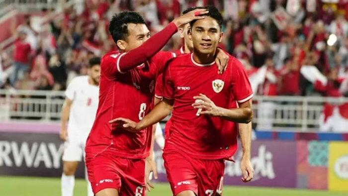 Vì sao cầu thủ U23 Indonesia ném biên thẳng vào lưới không tính bàn thắng?-1