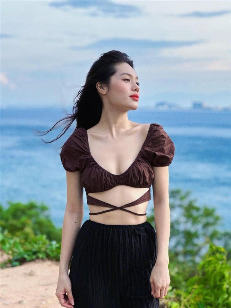 Cô nhân tình có gương mặt ngây thơ, ngoài đời mê mặc váy lụa-6