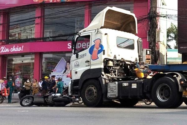 Bị xe container tông mạnh từ phía sau, người phụ nữ lái xe máy tử vong-1