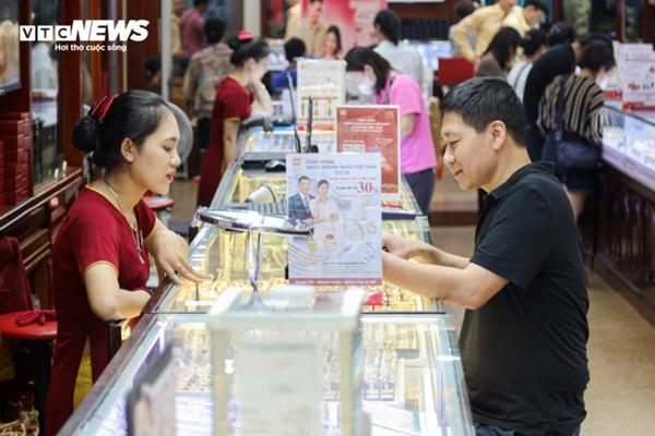 Giá vàng nhẫn tiếp tục lao dốc, bốc hơi thêm hơn 1 triệu đồng mỗi lượng-2