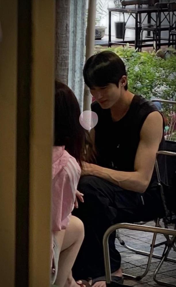 Cực hot: Nam thần Cõng Anh Mà Chạy đang ở Nha Trang, nhìn ảnh chụp vội mà soái hút hồn!-1