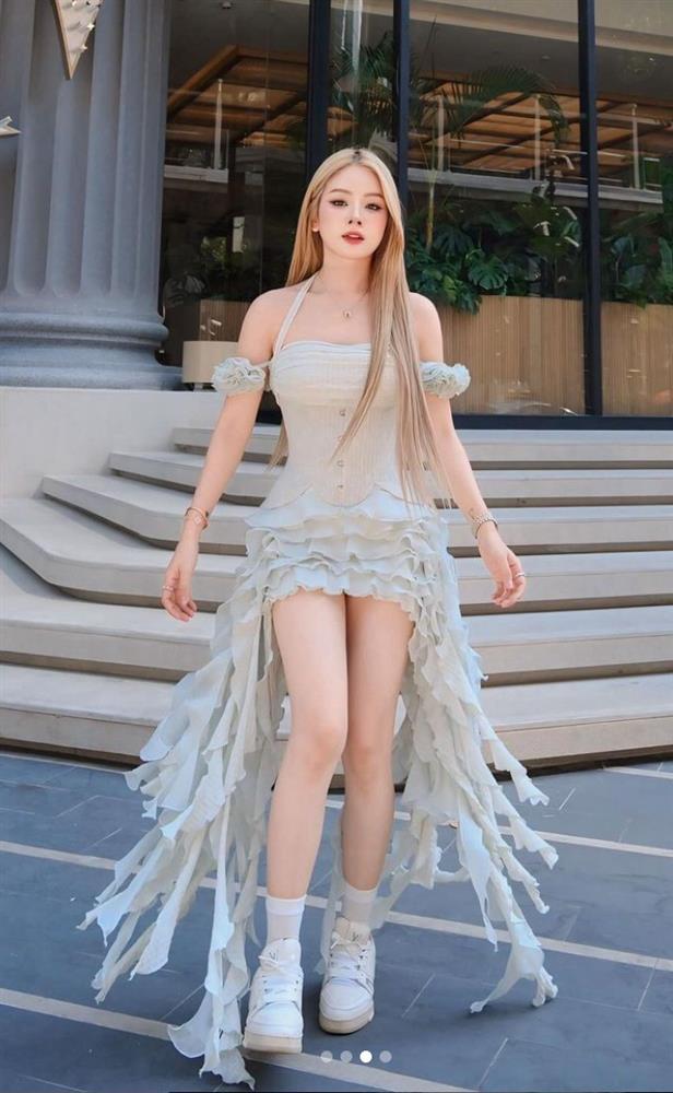 Dj Mie chăm diện đồ tôn vòng eo thắt nút khi đi trên phố-3