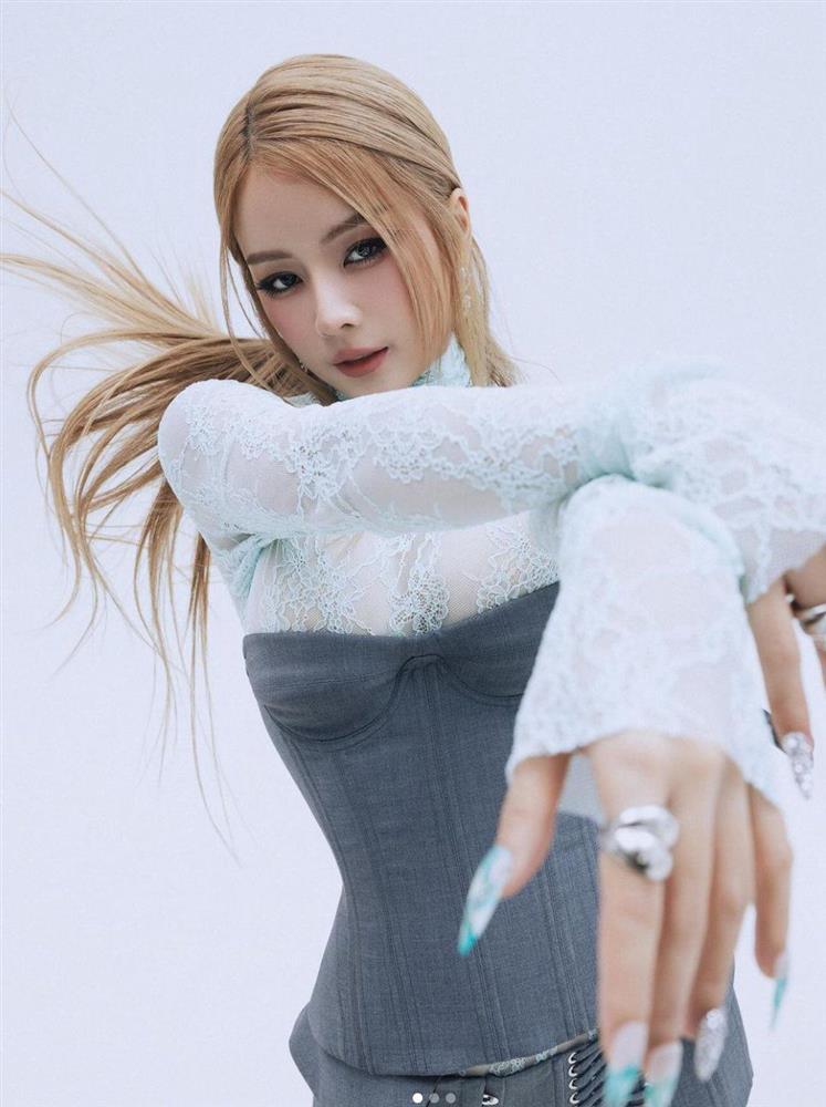 Dj Mie chăm diện đồ tôn vòng eo thắt nút khi đi trên phố-4