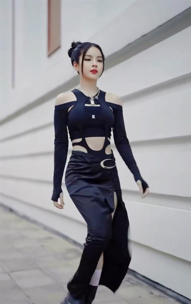 Dj Mie chăm diện đồ tôn vòng eo thắt nút khi đi trên phố-5