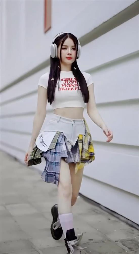 Dj Mie chăm diện đồ tôn vòng eo thắt nút khi đi trên phố-6