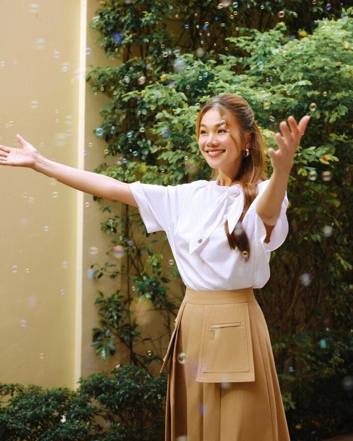 Bị thắc mắc khi luôn là người chủ động khoác vai chồng, Thanh Hằng nói gì?-1