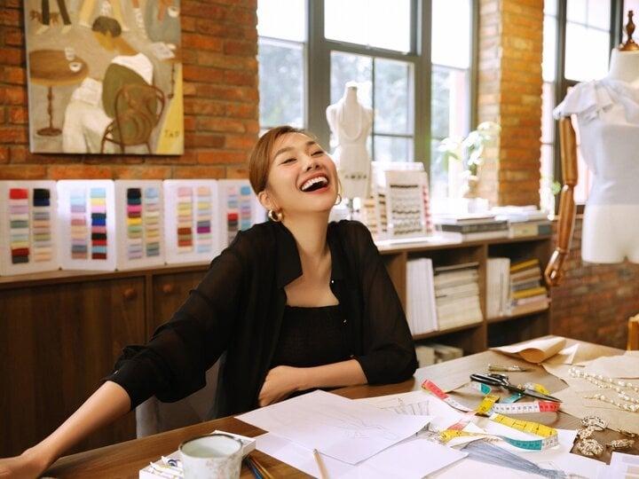 Bị thắc mắc khi luôn là người chủ động khoác vai chồng, Thanh Hằng nói gì?-2