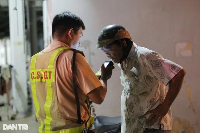 Uống 4 lon bia, về trước cửa nhà bị phạt 2,5 triệu đồng, tước bằng lái xe 7 tháng-1