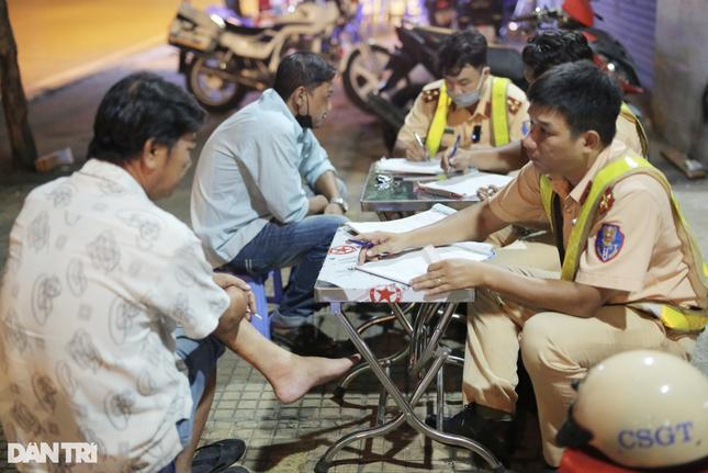 Uống 4 lon bia, về trước cửa nhà bị phạt 2,5 triệu đồng, tước bằng lái xe 7 tháng-3