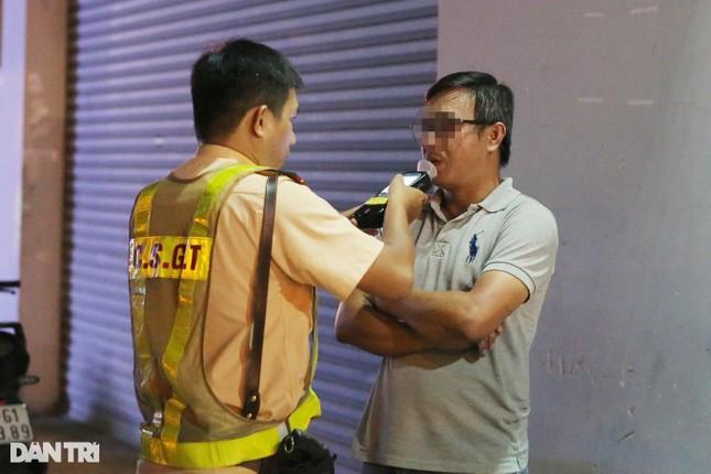 Uống 4 lon bia, về trước cửa nhà bị phạt 2,5 triệu đồng, tước bằng lái xe 7 tháng-2