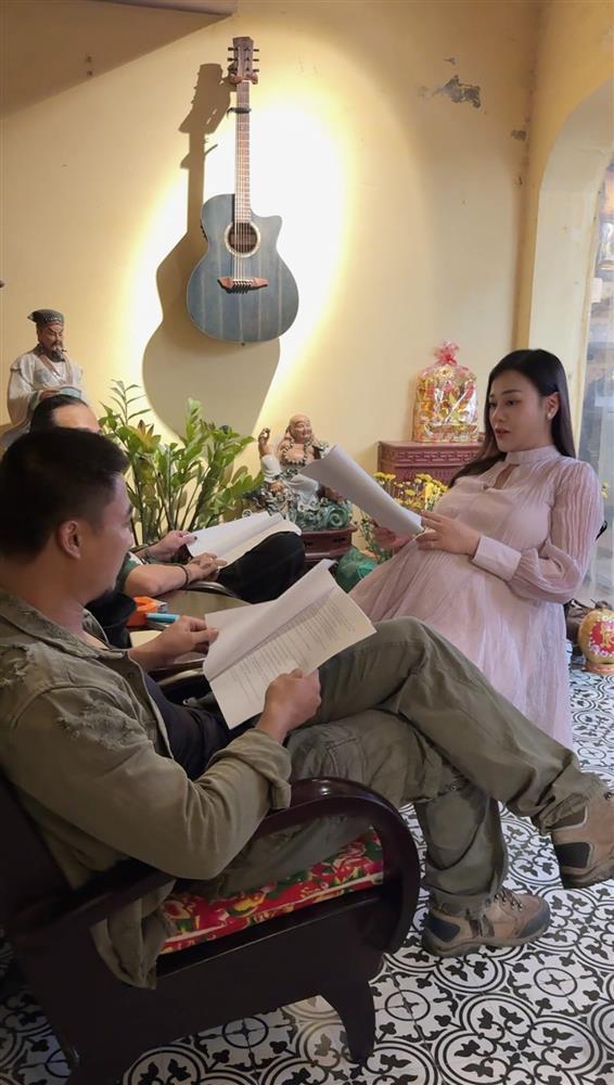 Phương Oanh, Thu Quỳnh bế bụng bầu 8 tháng đi đóng phim-1