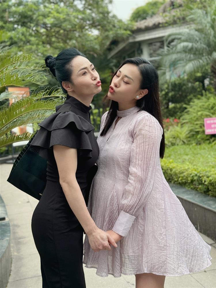 Phương Oanh, Thu Quỳnh bế bụng bầu 8 tháng đi đóng phim-2