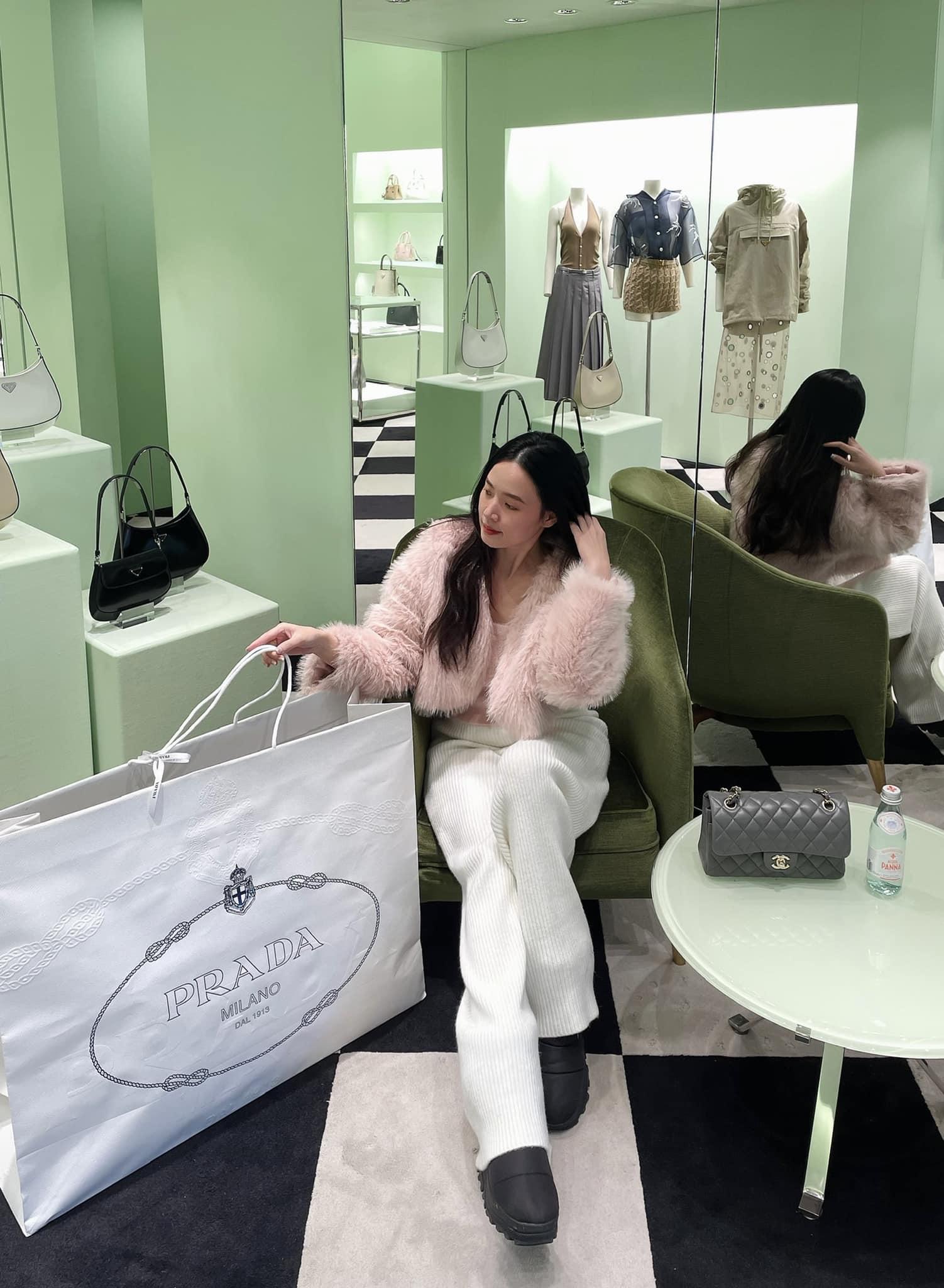 Soi tủ đồ hiệu toàn hàng khủng của Midu trước khi lấy chồng doanh nhân-10