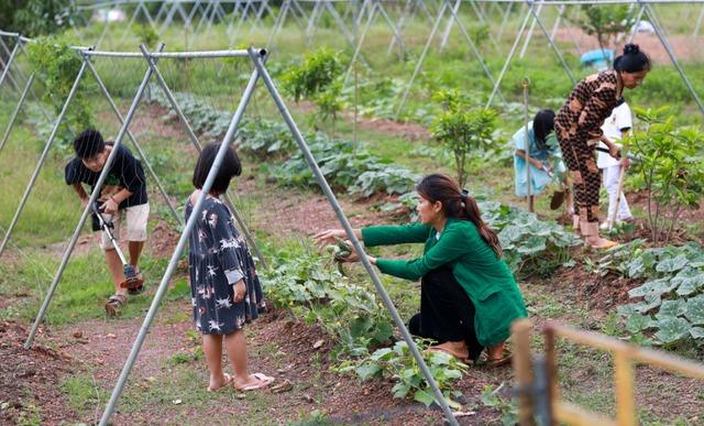 Điều ít biết về cuộc sống của Hoa hậu đông con nhất Việt Nam sau khi bỏ phố về rừng-1