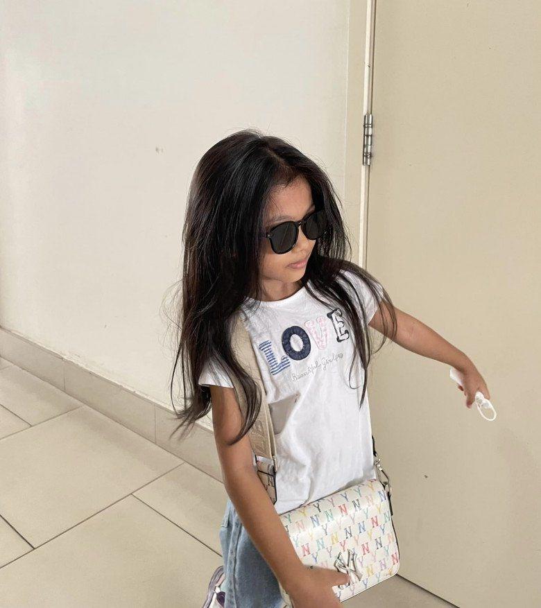 Còn nhỏ tuổi, con gái Hhen Niê đã tự make up điêu luyện, sở hữu nhiều tố chất trở thành Hoa hậu như mẹ-2