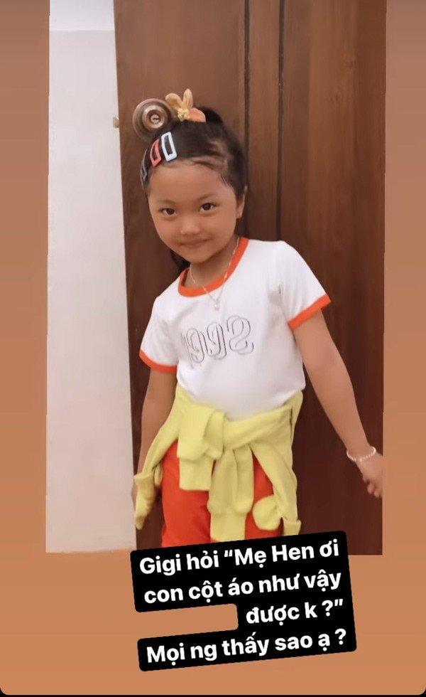 Còn nhỏ tuổi, con gái Hhen Niê đã tự make up điêu luyện, sở hữu nhiều tố chất trở thành Hoa hậu như mẹ-3